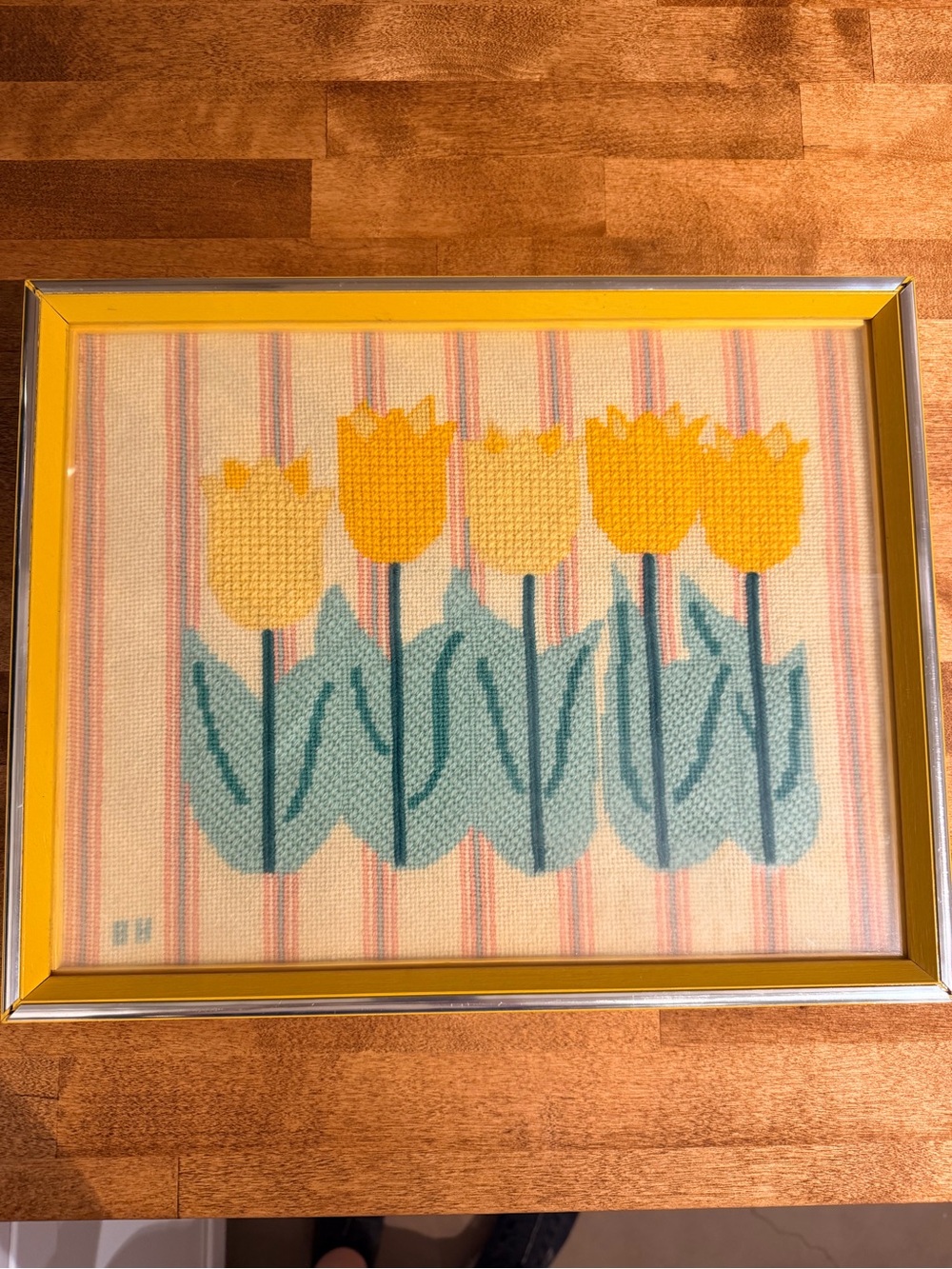 Vintage handmade bargello 1970s tulips framed in yellow frame rare pattern retro - Picture 2 of 8